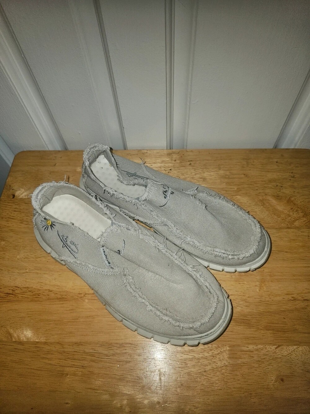 Vintage Distressed Floral Canvas Loafers – Gray/Beige